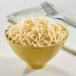 Bol vert clair rempli de céleris