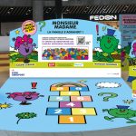 Théâtralisation 360 de l'opération Monsieur Madame dans l'aéroport avec les PLV, le stickers au sol et le panneau du jeu