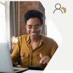 Une femme posée à son bureau devant un ordinateur