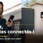 Une femme qui regarde son téléphone et un homme qui sonne au portail