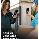 Une femme qui regarde son téléphone et un homme qui sonne au portail