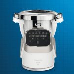 Robot culinaire blanc sur fond bleu