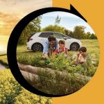 Visuel d'une famille heureuse dans un près