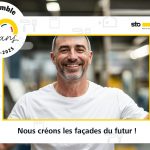 un homme tient le photocall Sto anniversaire dans ses mains pour faire une photo avec, il sourit