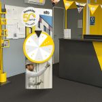 Les locaux et points de ventes Sto mis aux couleurs de l'anniversaire avec un totem avec une roue tournante, des fanions, des bannières et des flyers.
