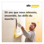 Un employé Sto travaille une façade