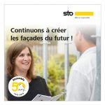 Une femme et un homme employés chez Sto discutent et échangent ensemble, ils sont heureux.