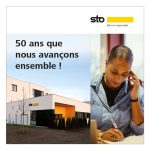 Une employé Sto est au téléphone et prends des notes. Les locaux de Sto.
