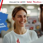image de couverture de campagne avec une collaboratrice SEB en magasin souriante, une carte de la france en flat design