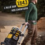 Un homme porte des malettes de bricolage Stanley