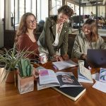 Réunion brainstorming créatif dans les bureaux de l'agence à Lyon